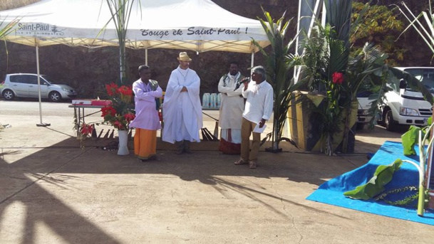 Sabres et tracteurs bénis pour une campagne sucrière réussie ! Sabres et tracteurs bénis pour une campagne sucrière réussie !