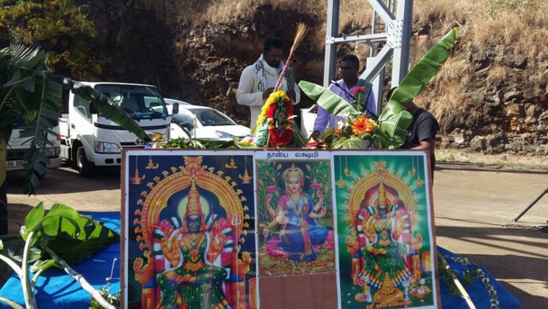 Sabres et tracteurs bénis pour une campagne sucrière réussie ! Sabres et tracteurs bénis pour une campagne sucrière réussie !