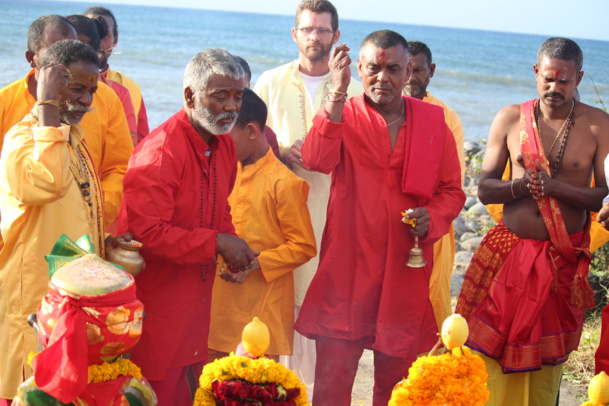 MARCHE SUR LE FEU AU TEMPLE FAMILIAL VAÏTY DE SAINT-DENIS 2016