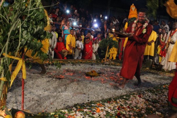 MARCHE SUR LE FEU AU TEMPLE FAMILIAL VAÏTY DE SAINT-DENIS 2016