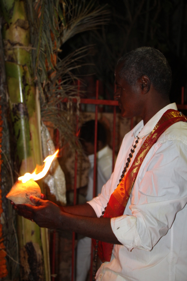 MARCHE SUR LE FEU AU TEMPLE FAMILIAL VAÏTY DE SAINT-DENIS 2016 MARCHE SUR LE FEU AU TEMPLE FAMILIAL VAÏTY DE SAINT-DENIS 2016