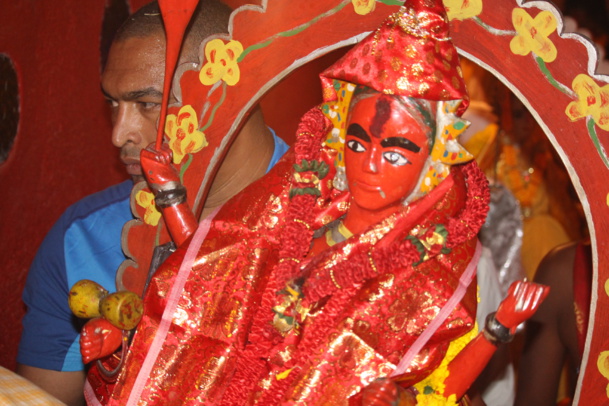 MARCHE SUR LE FEU AU TEMPLE FAMILIAL VAÏTY DE SAINT-DENIS 2016 MARCHE SUR LE FEU AU TEMPLE FAMILIAL VAÏTY DE SAINT-DENIS 2016