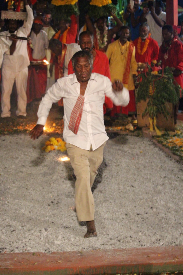 MARCHE SUR LE FEU AU TEMPLE FAMILIAL VAÏTY DE SAINT-DENIS 2016