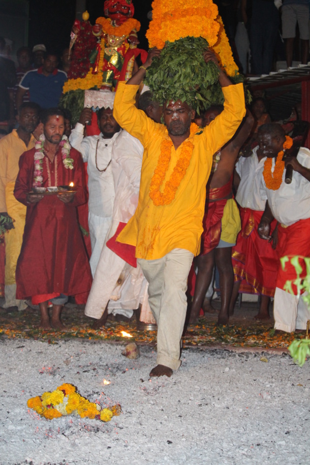 MARCHE SUR LE FEU AU TEMPLE FAMILIAL VAÏTY DE SAINT-DENIS 2016