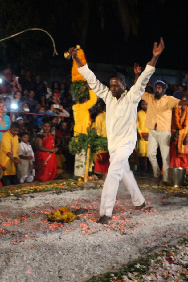 MARCHE SUR LE FEU AU TEMPLE FAMILIAL VAÏTY DE SAINT-DENIS 2016