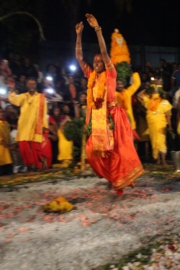 MARCHE SUR LE FEU AU TEMPLE FAMILIAL VAÏTY DE SAINT-DENIS 2016