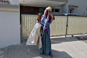 INDE : PENDANT QUE SES PARENTS TRAVAILENT, SHIVANI EST ATTACHÉE À UNE PIERRE