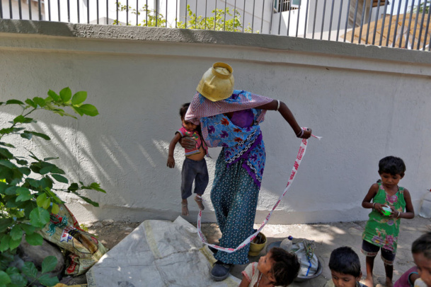 INDE : PENDANT QUE SES PARENTS TRAVAILENT, SHIVANI EST ATTACHÉE À UNE PIERRE