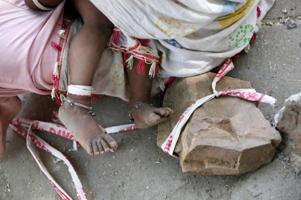 INDE : PENDANT QUE SES PARENTS TRAVAILENT, SHIVANI EST ATTACHÉE À UNE PIERRE