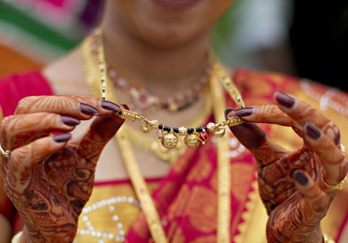 POURQUOI LES FEMMES HINDOUES PORTENT LE THALI ?