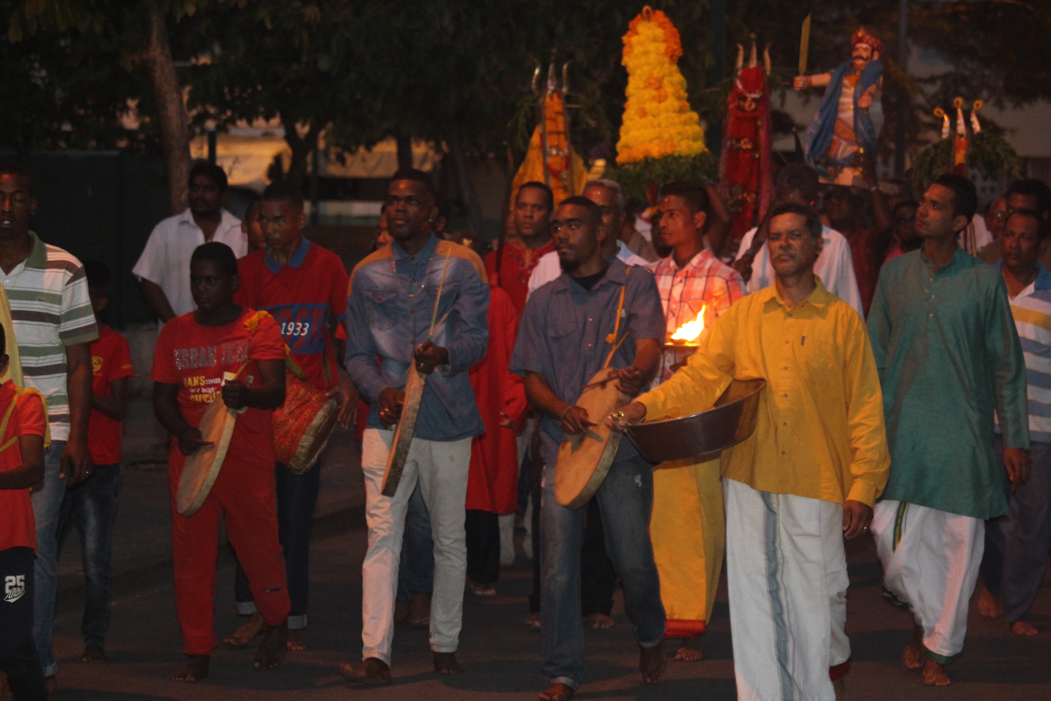 DÉBUT DES FESTIVITÉS POUR LA MARCHE SUR LE FEU AU TEMPLE PANDIALÉ PRIMAT 