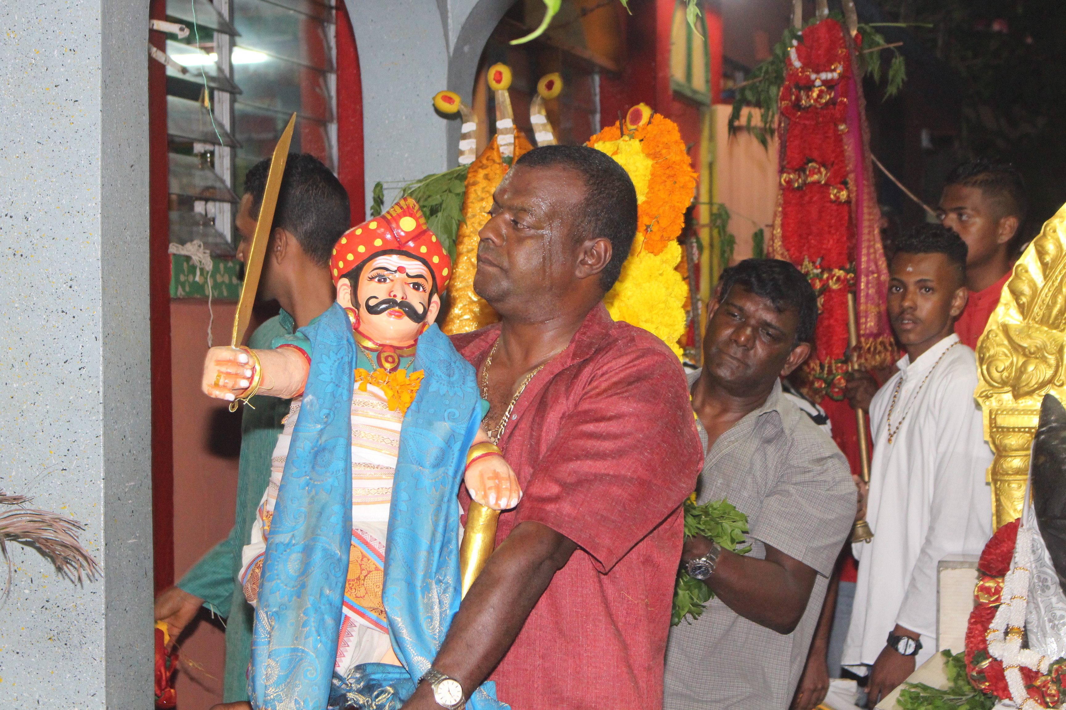 DÉBUT DES FESTIVITÉS POUR LA MARCHE SUR LE FEU AU TEMPLE PANDIALÉ PRIMAT  DÉBUT DES FESTIVITÉS POUR LA MARCHE SUR LE FEU AU TEMPLE PANDIALÉ PRIMAT
