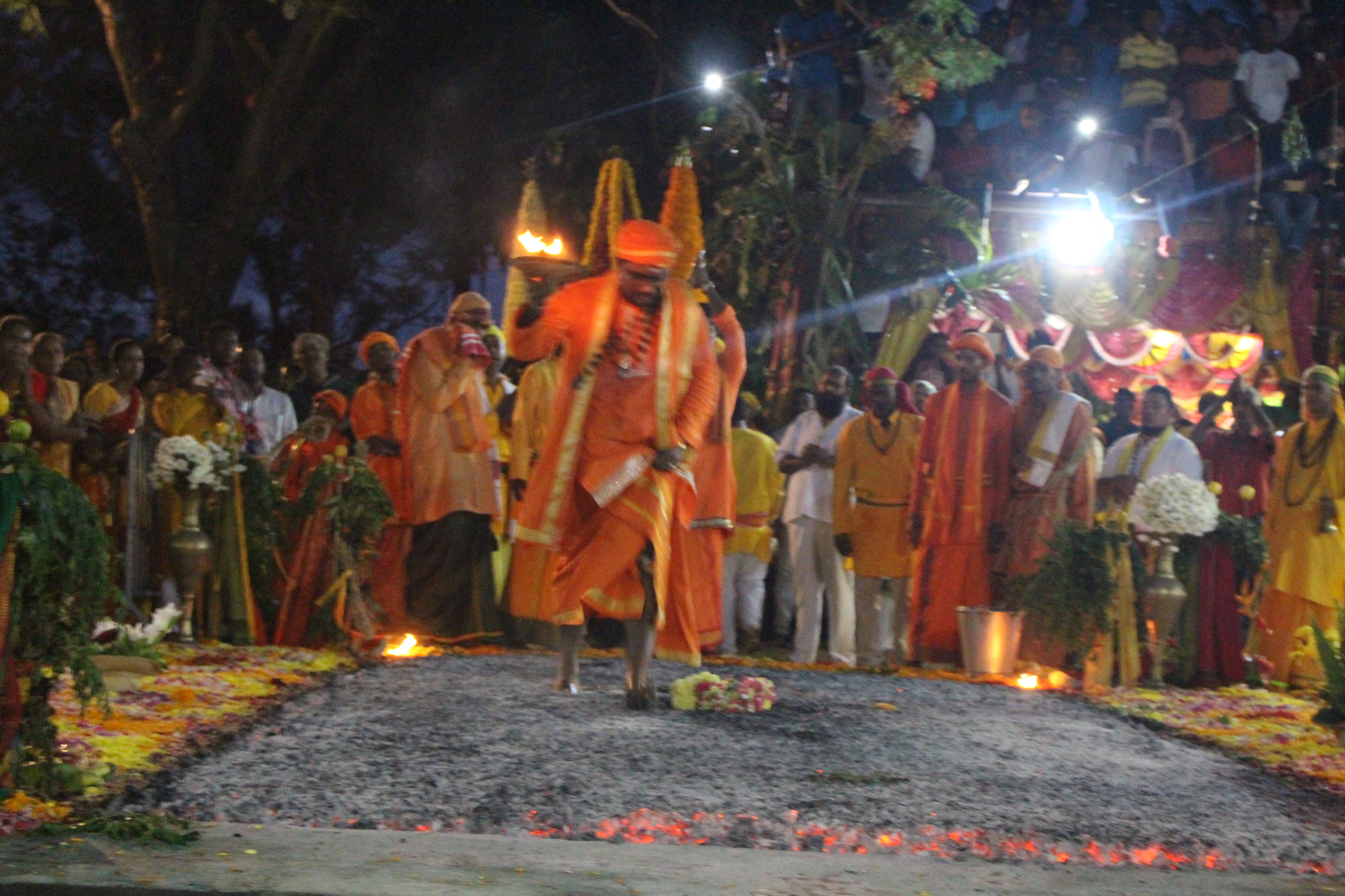 MARCHE SUR LE FEU AU TEMPLE PANDIALE PRIMAT 2016