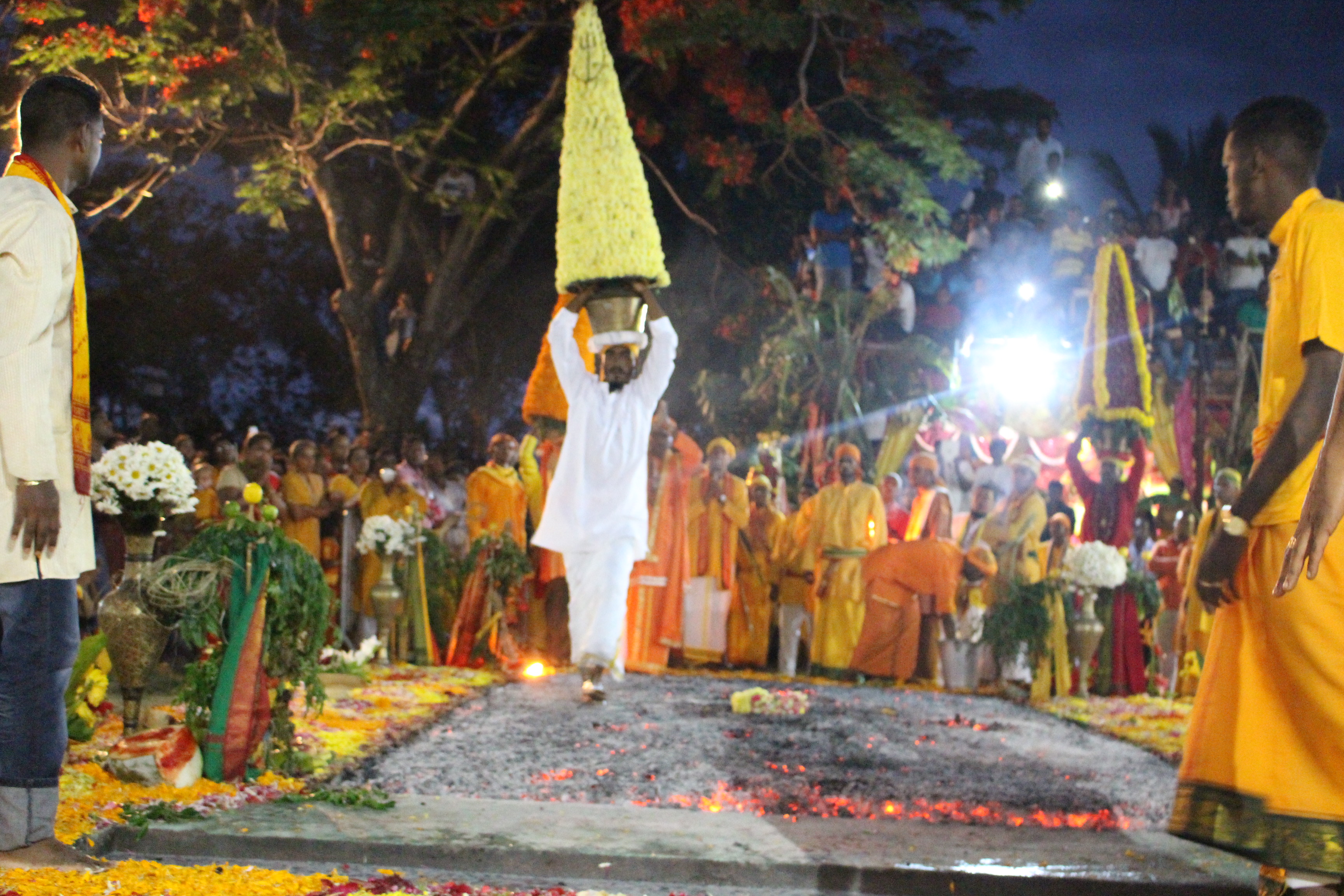 MARCHE SUR LE FEU AU TEMPLE PANDIALE PRIMAT 2016