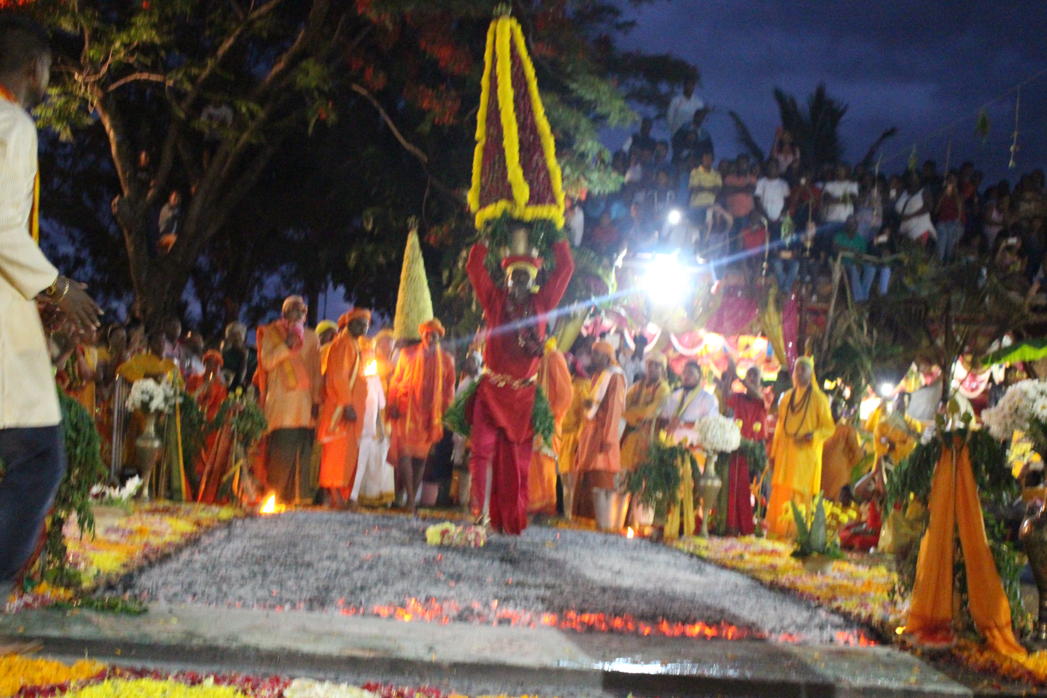 MARCHE SUR LE FEU AU TEMPLE PANDIALE PRIMAT 2016