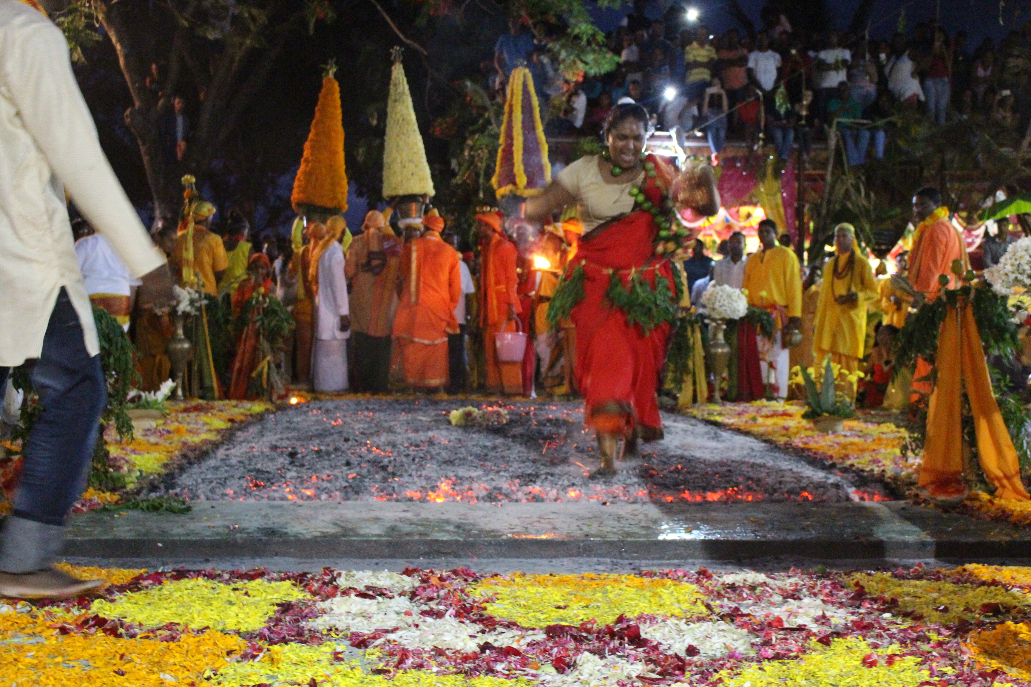 MARCHE SUR LE FEU AU TEMPLE PANDIALE PRIMAT 2016