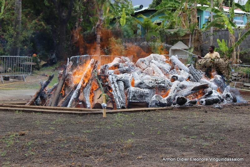 MARCHE SUR LE FEU AU KÔVIL MARIAMMEN DE L'ÉPERON 2016 MARCHE SUR LE FEU AU KÔVIL MARIAMMEN DE L'ÉPERON 2016