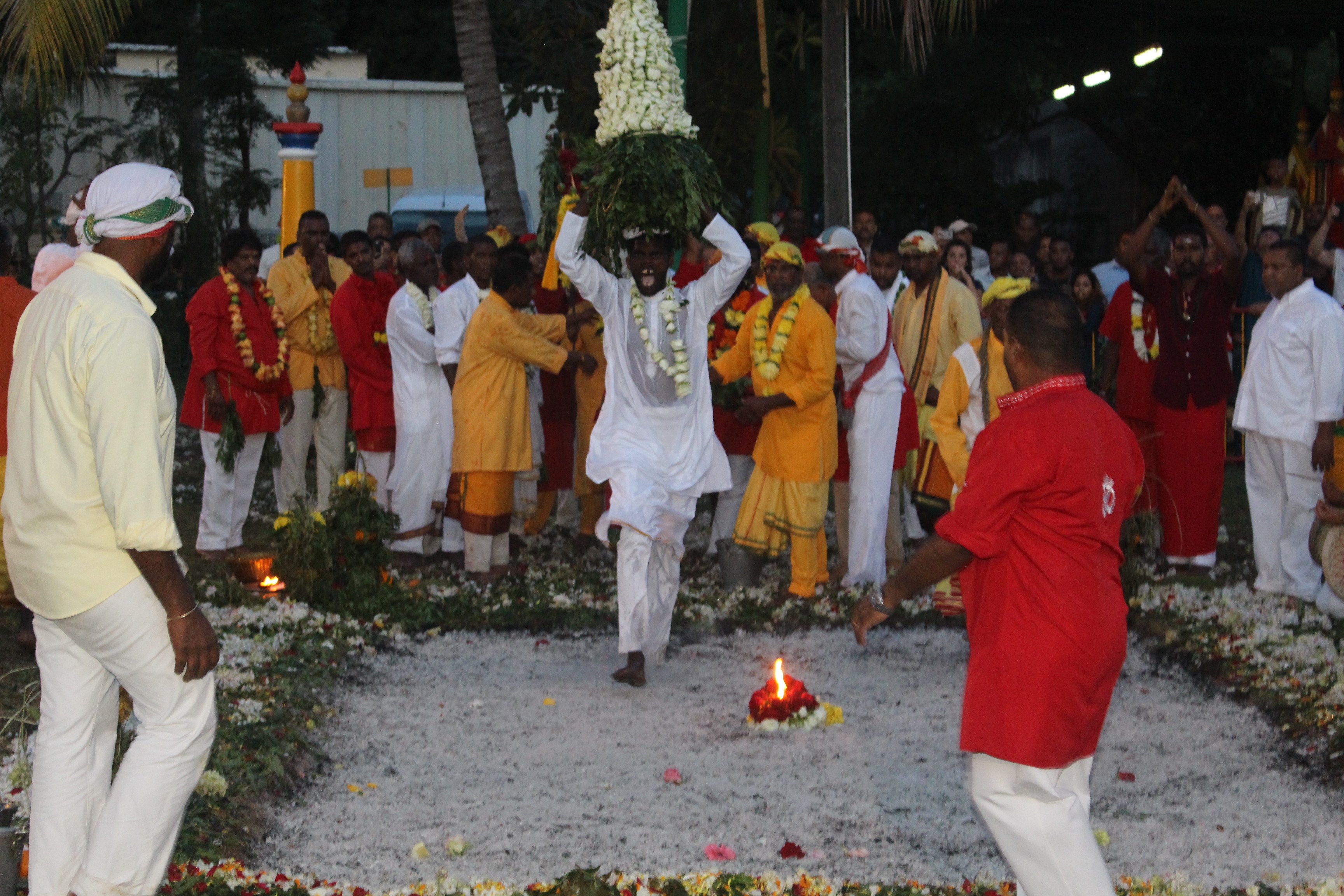 MARCHE SUR LE FEU AU TEMPLE GILLOT 2017