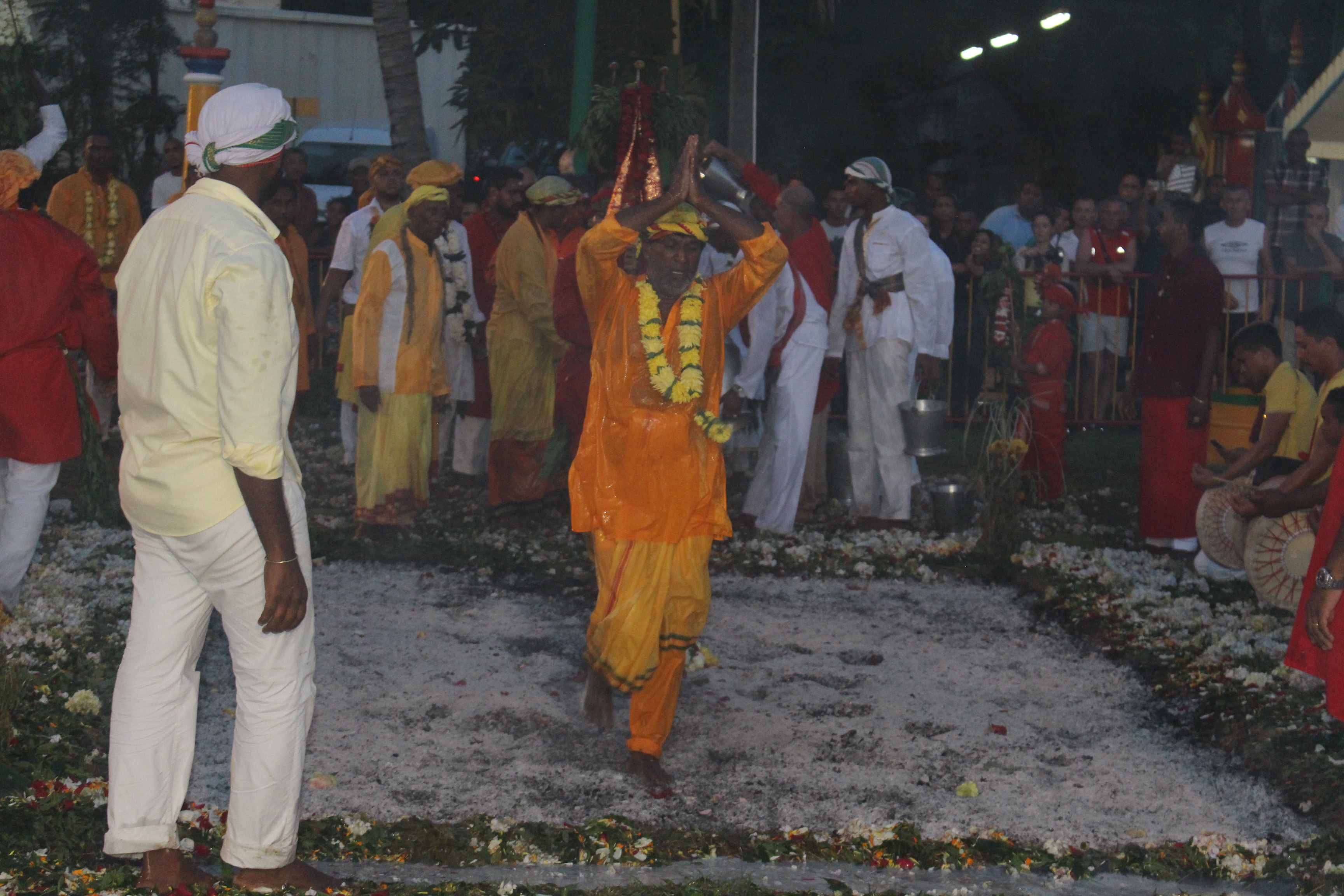 MARCHE SUR LE FEU AU TEMPLE GILLOT 2017