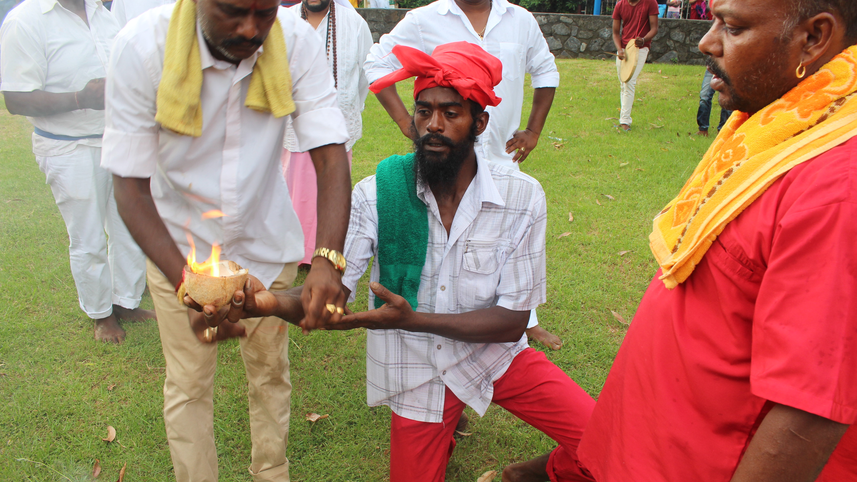MARCHE SUR LE FEU AU TEMPLE KÂLI PRIMAT DE SAINT-DENIS 2017 MARCHE SUR LE FEU AU TEMPLE KÂLI PRIMAT DE SAINT-DENIS 2017