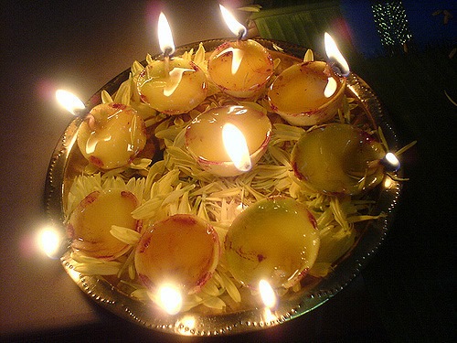 ​Éclairage de la lampe au citron à la déesse Durga avec le mantra à réciter