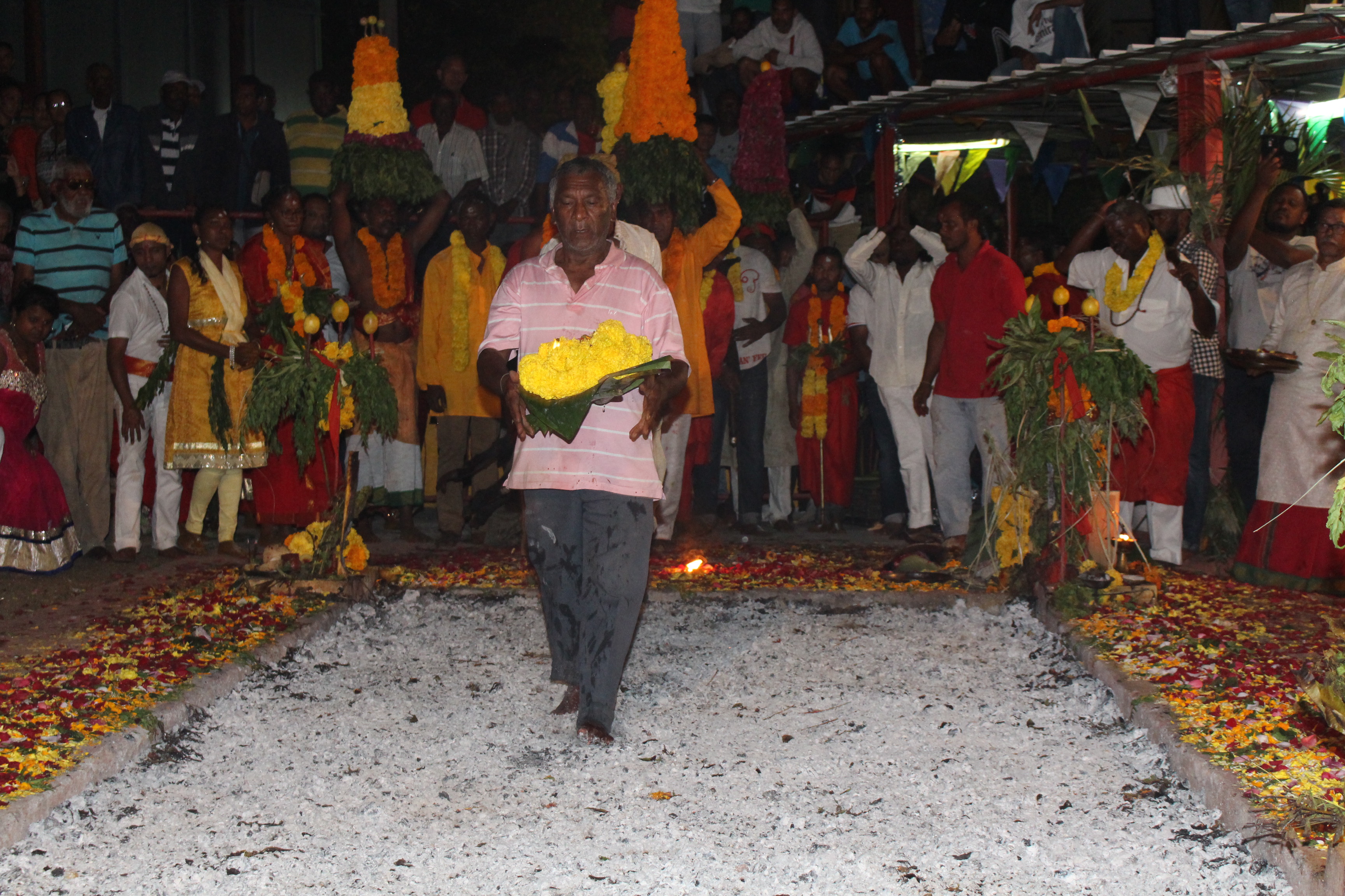 MARCHE SUR LE FEU AU TEMPLE FAMILIAL VAÏTY 2017