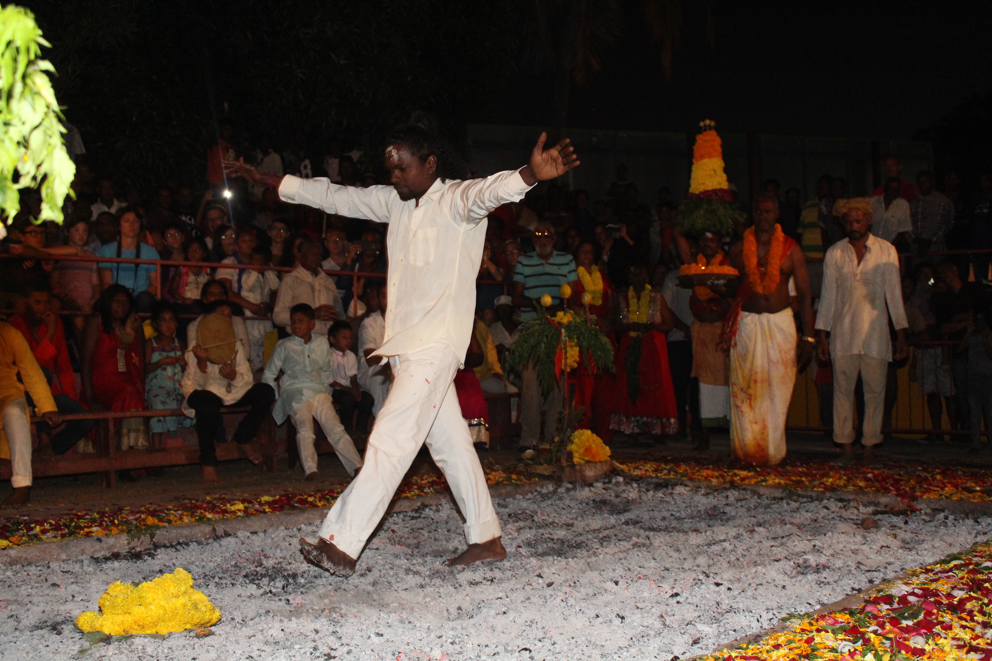 MARCHE SUR LE FEU AU TEMPLE FAMILIAL VAÏTY 2017