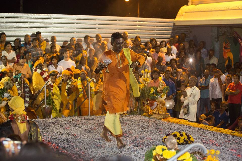 MARCHE SUR LE FEU AU TEMPLE POININ-COULIN DE ST-GILLES LES HAUTS 