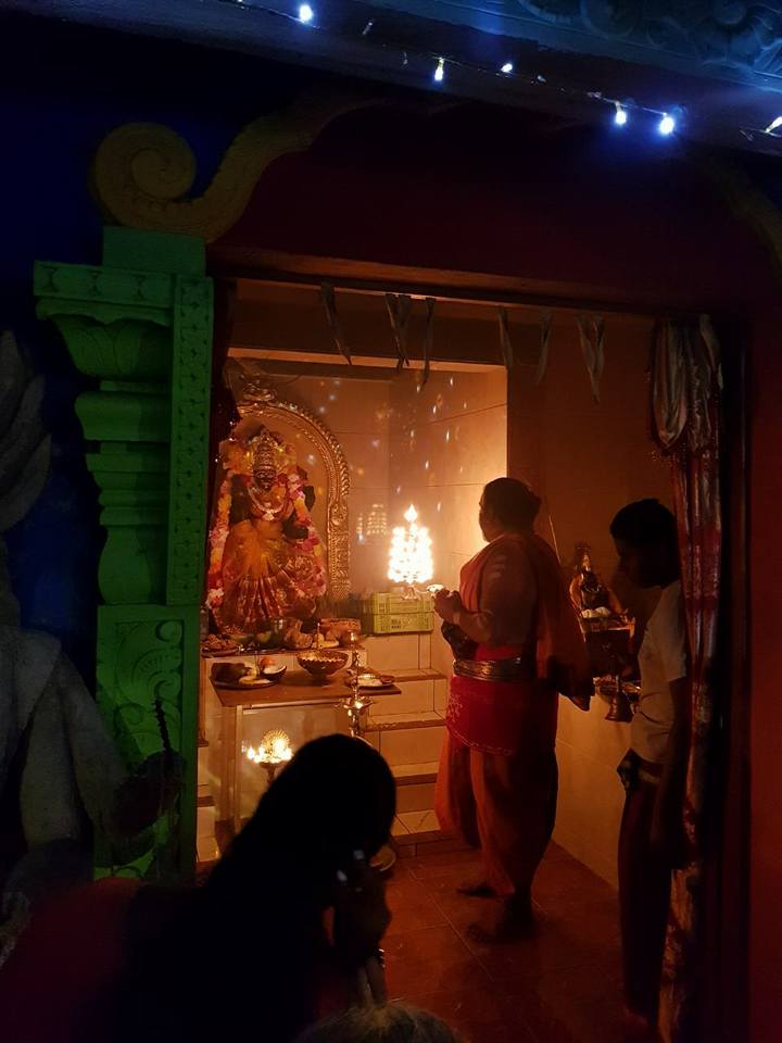 NAVARATRI : DURGA POOJA 1ER OUTCHAVAL AU TEMPLE ARUMIGOU SHRI VEERAKARLI DE ST-LEU