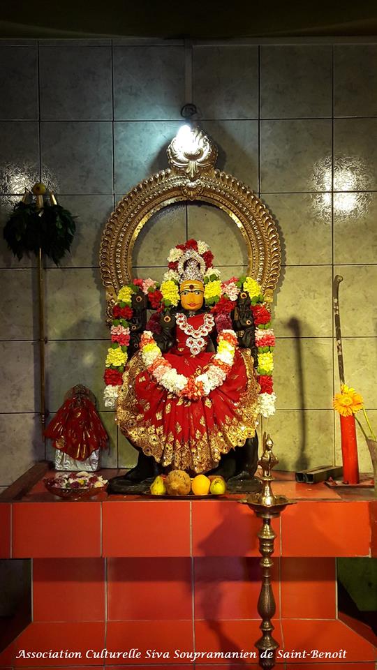 NAVARATRI : 1ER OUTCHAVAL AU TEMPLE SOUPRAMANIEN DE ST-BENOÎT 