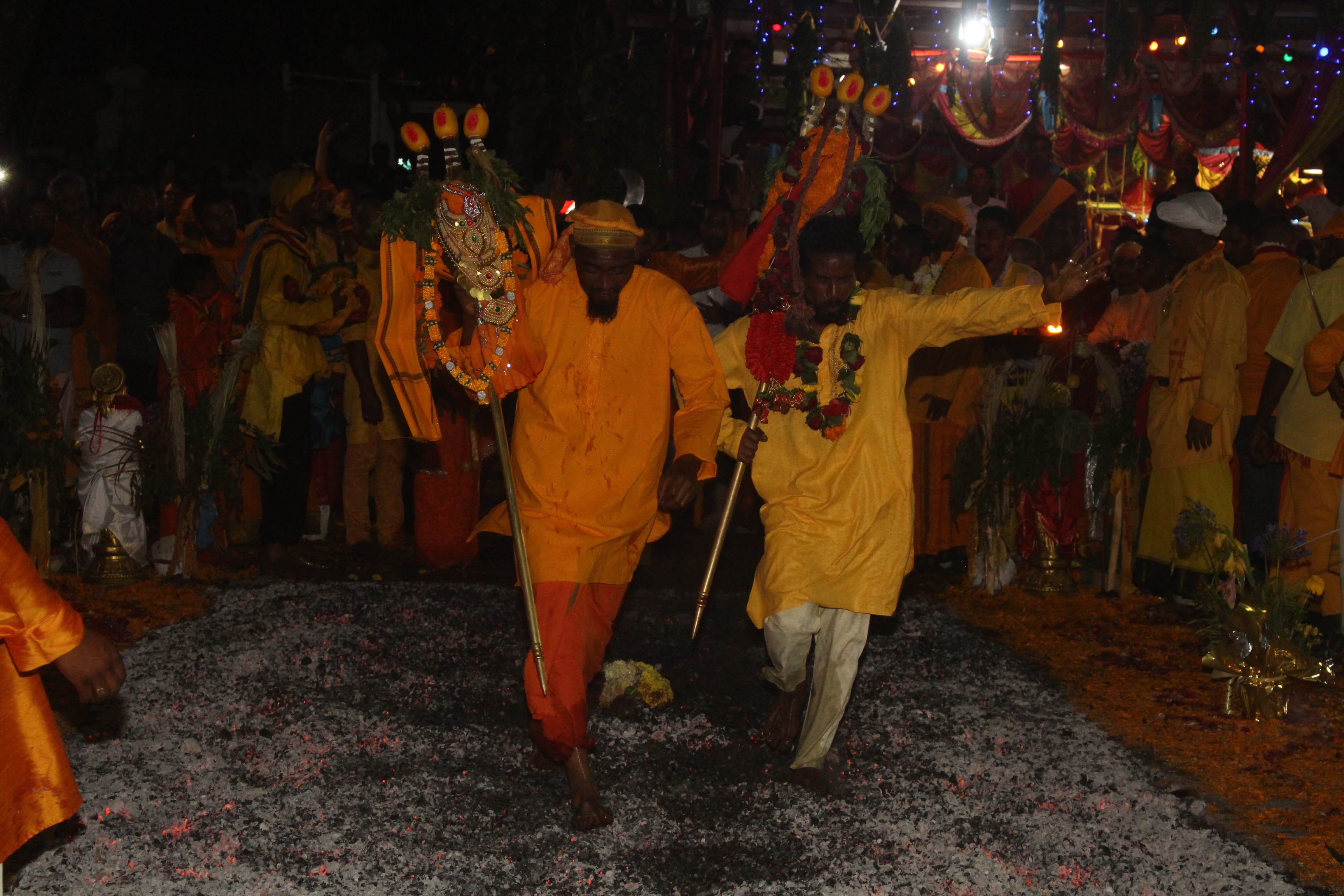 MARCHE SUR LE FEU AU TEMPLE PANDIALE PRIMAT 2017 MARCHE SUR LE FEU AU TEMPLE PANDIALE PRIMAT 2017
