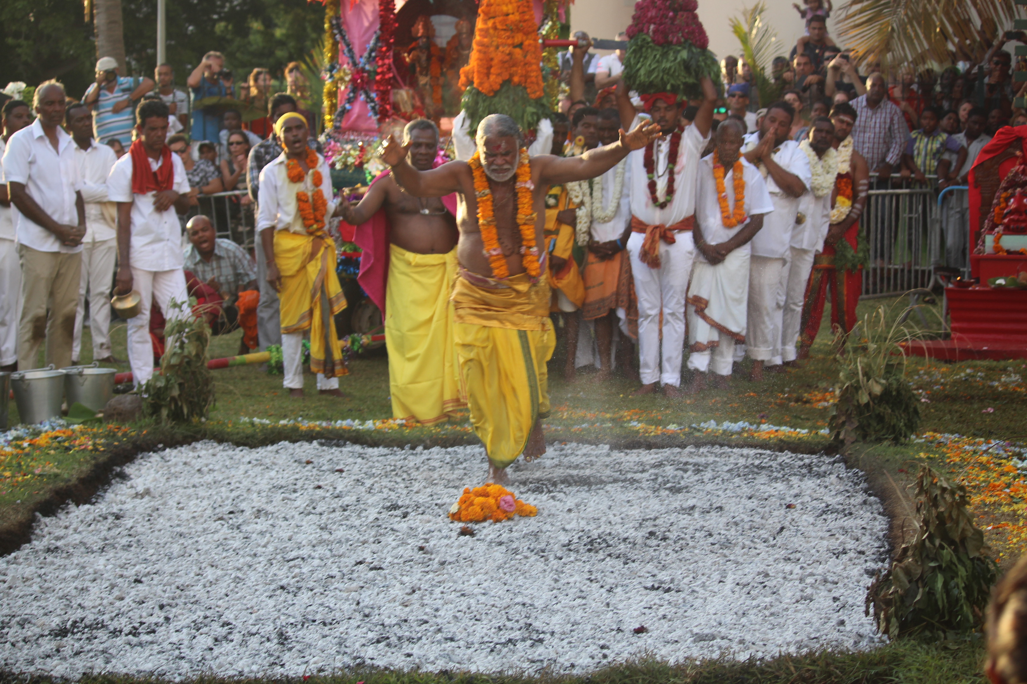 MARCHE SUR LE FEU 2018 AU TEMPLE MARLIAMEN DES CASERNES DE ST-PIERRE