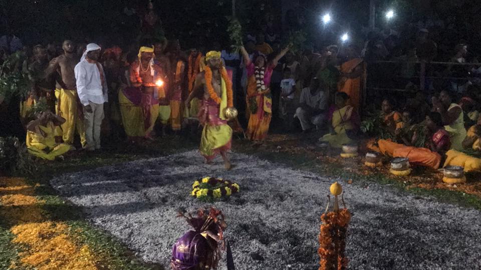 MARCHE SUR LE FEU 2018 AU TEMPLE DRAUPADI MAISON ROUGE DE ST-LOUIS 