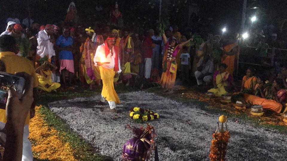 MARCHE SUR LE FEU 2018 AU TEMPLE DRAUPADI MAISON ROUGE DE ST-LOUIS 