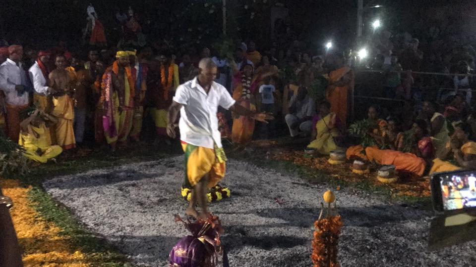 MARCHE SUR LE FEU 2018 AU TEMPLE DRAUPADI MAISON ROUGE DE ST-LOUIS 