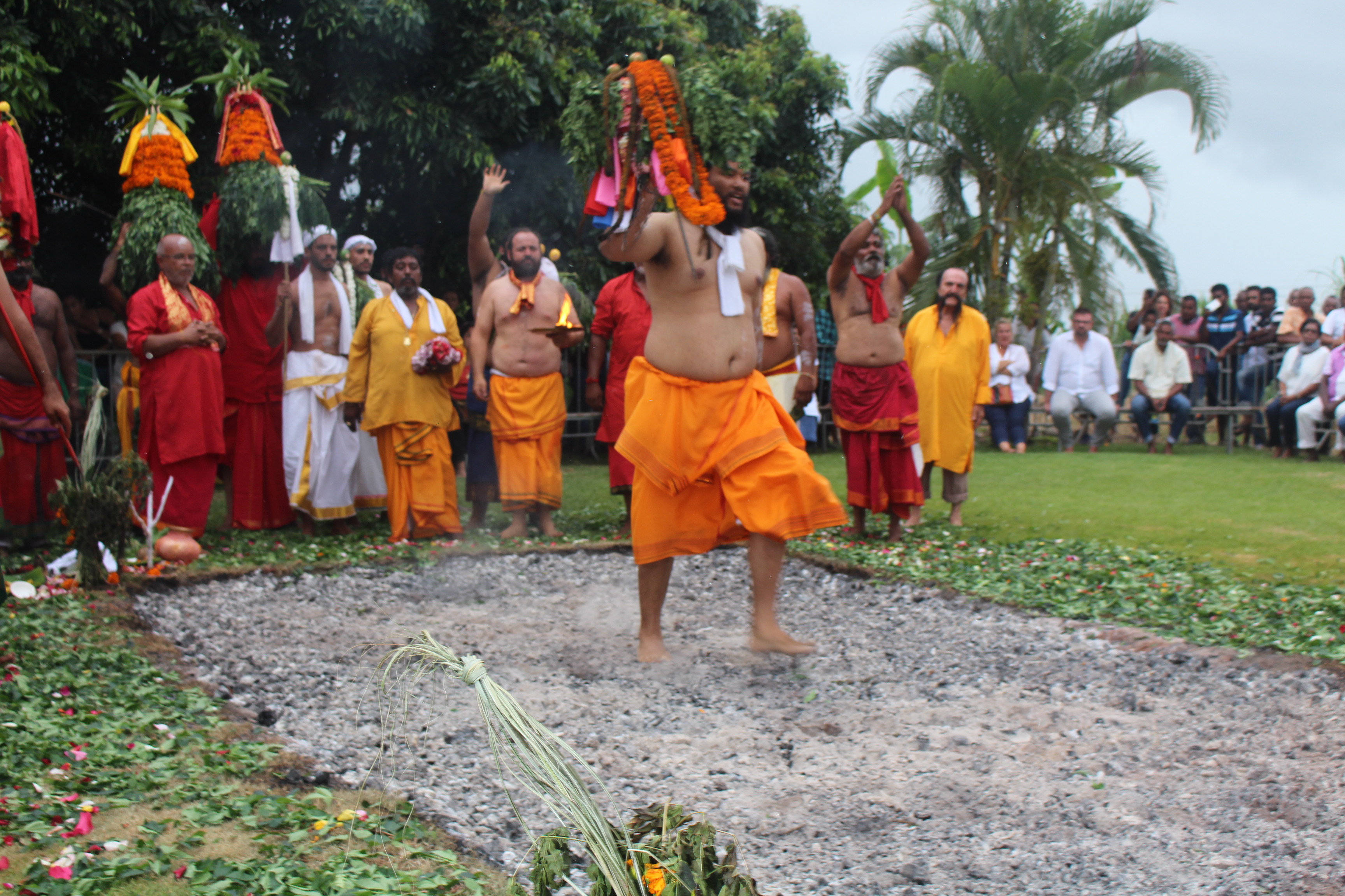 MARCHE SUR LE FEU AU TEMPLE FAMILIAL AMOUNY À ST-PIERRE 2018