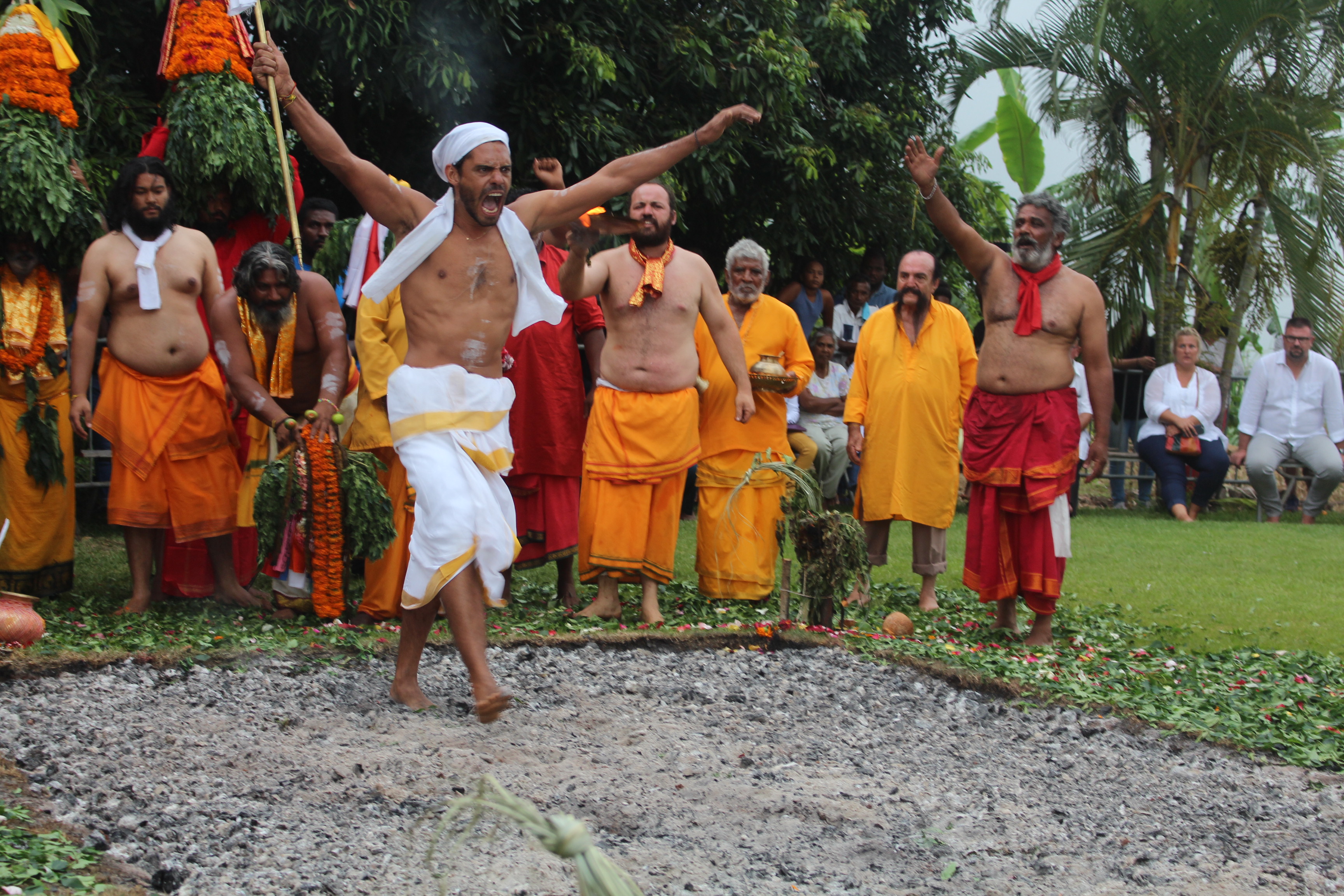 MARCHE SUR LE FEU AU TEMPLE FAMILIAL AMOUNY À ST-PIERRE 2018