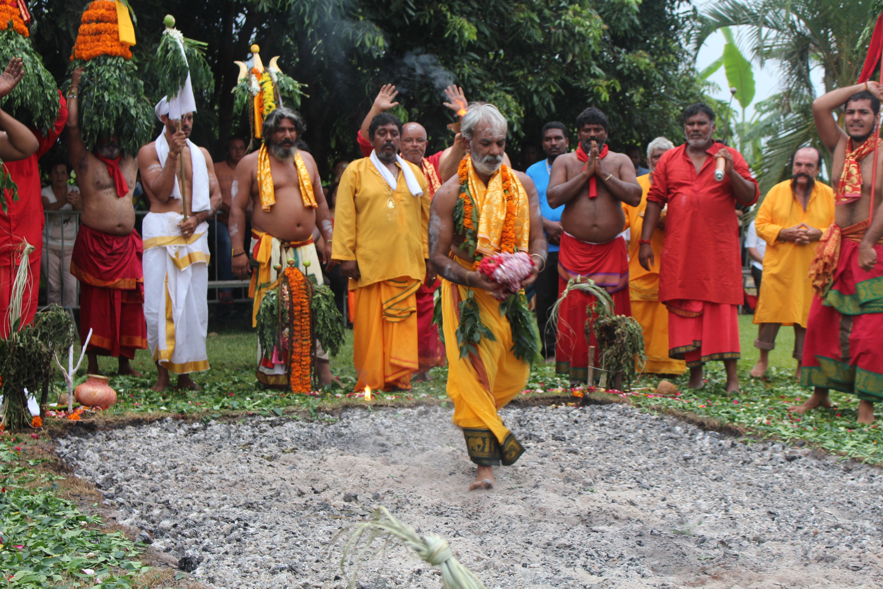 MARCHE SUR LE FEU AU TEMPLE FAMILIAL AMOUNY À ST-PIERRE 2018