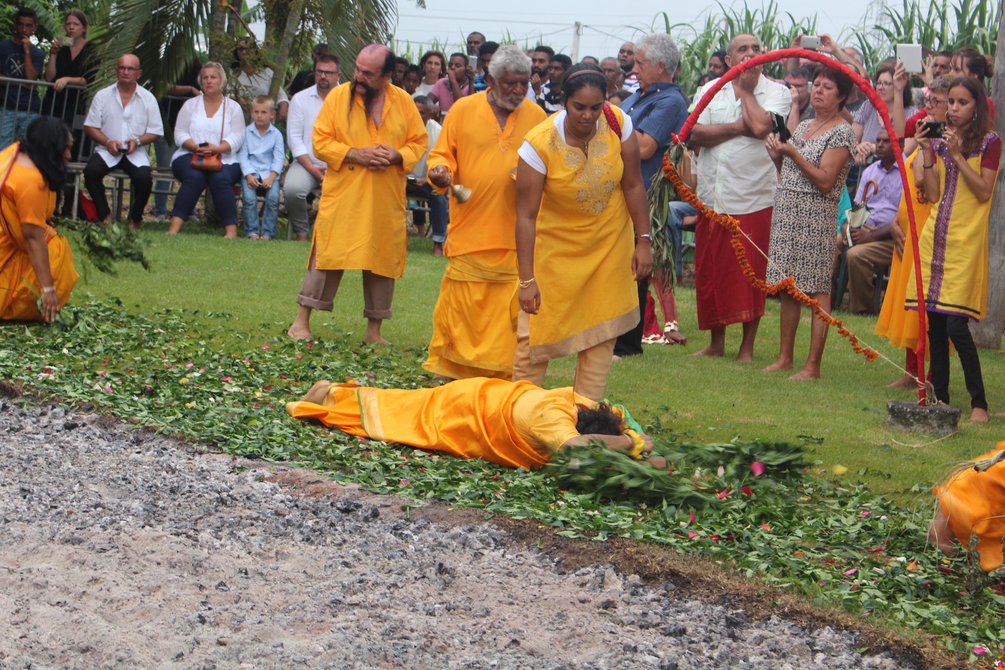 MARCHE SUR LE FEU AU TEMPLE FAMILIAL AMOUNY À ST-PIERRE 2018