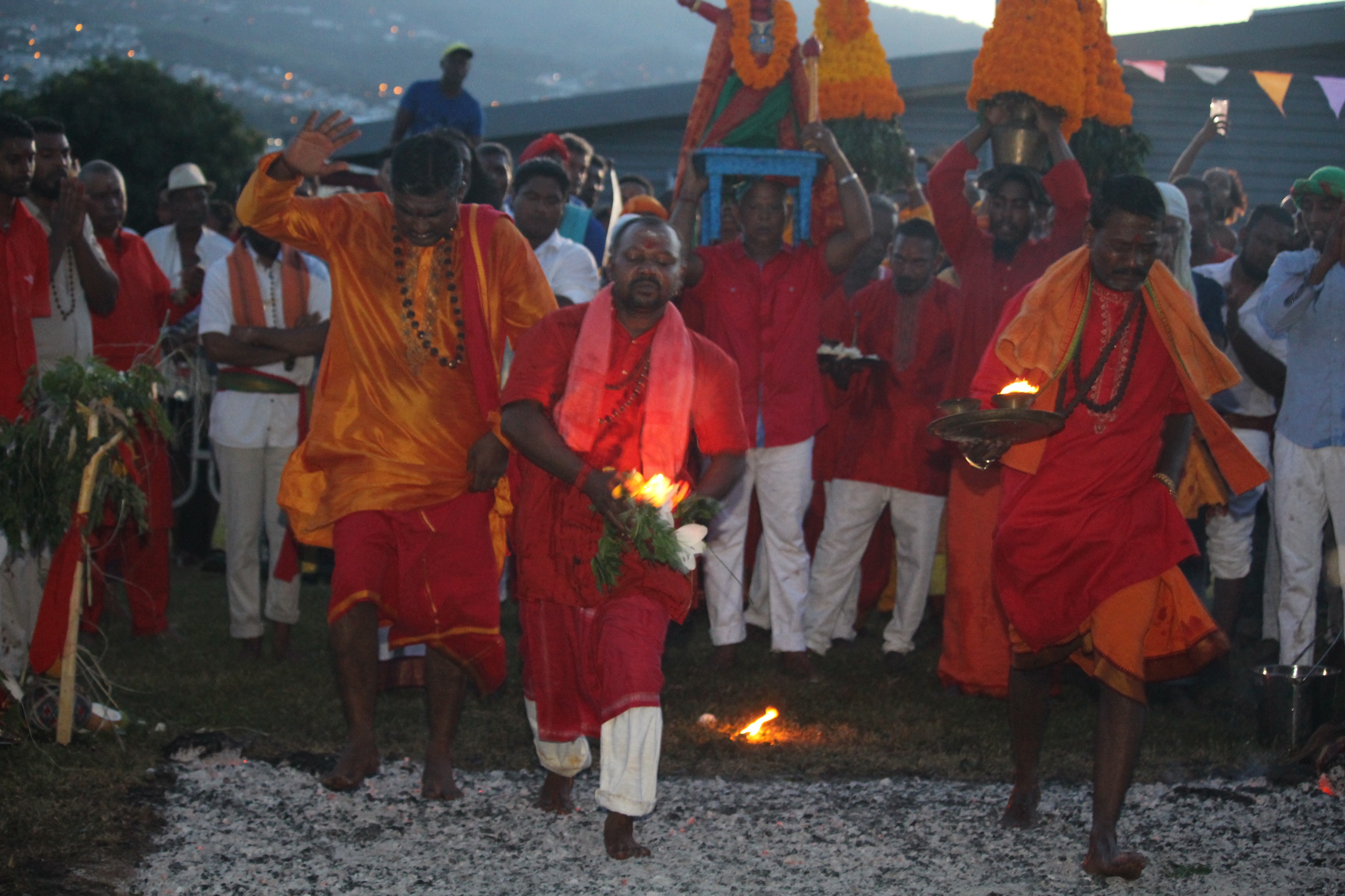 MARCHE SUR LE FEU 2018 AU TEMPLE KARLY PRIMAT DE SAINT-DENIS 