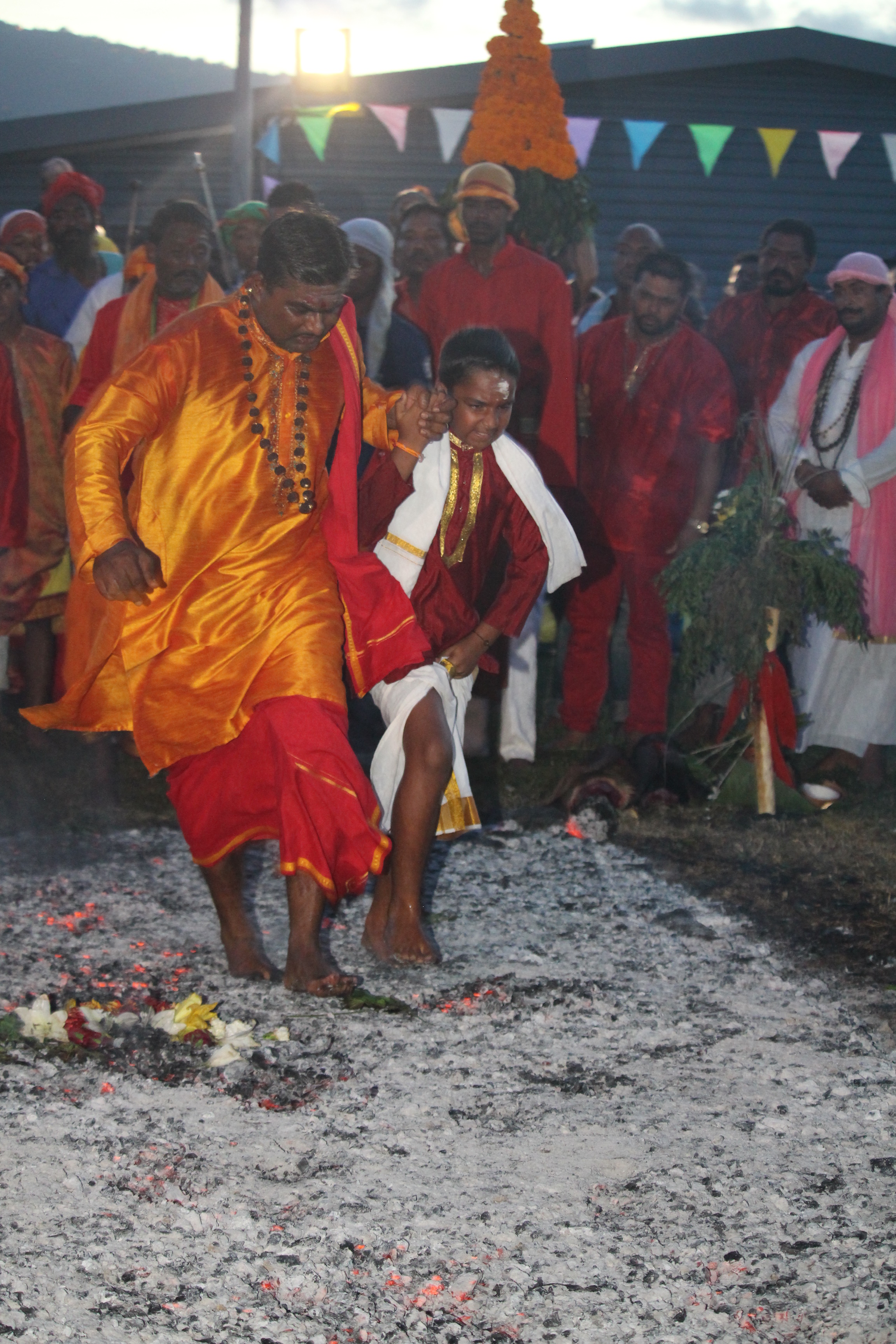 MARCHE SUR LE FEU 2018 AU TEMPLE KARLY PRIMAT DE SAINT-DENIS 