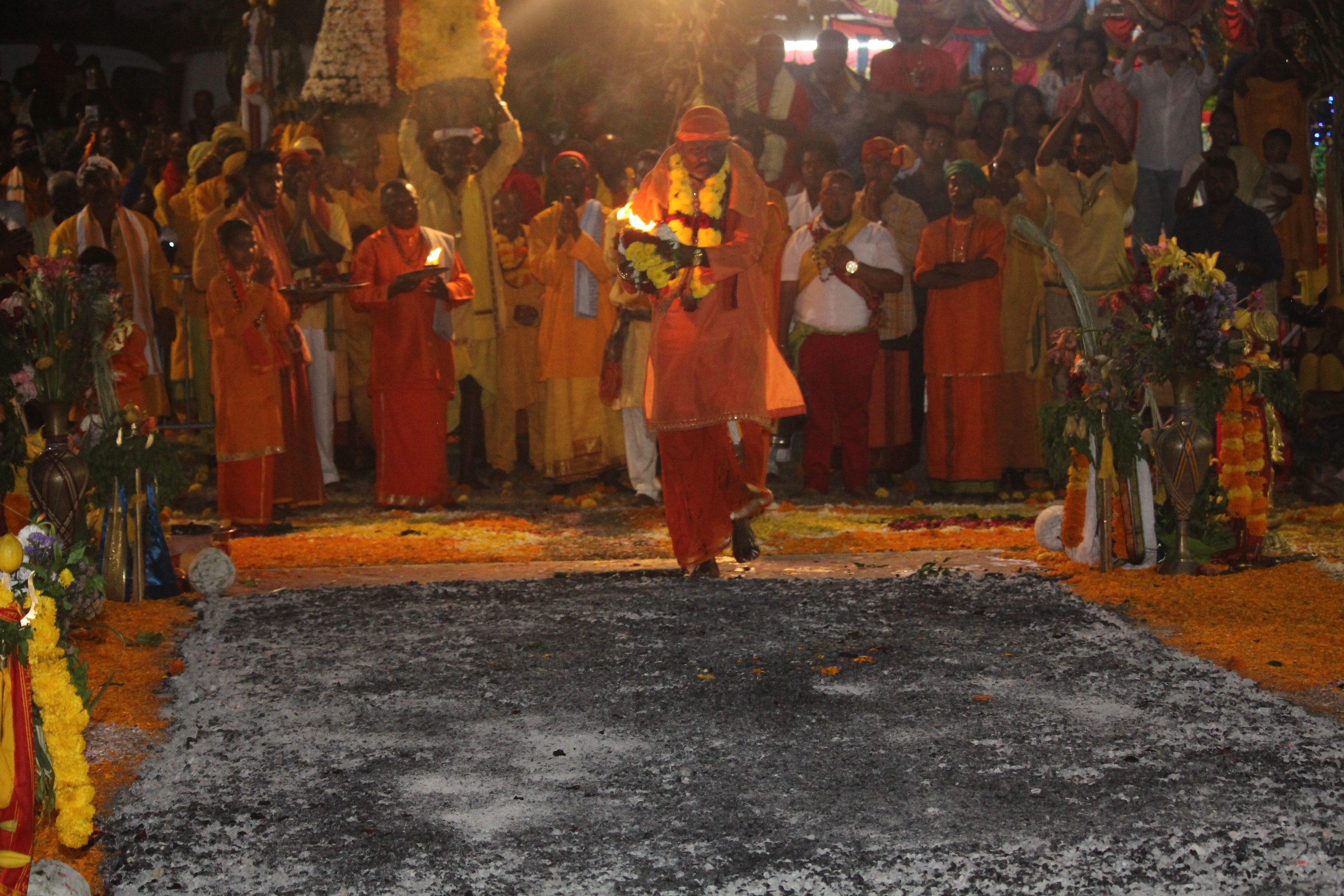 MARCHE SUR LE FEU EN L'HONNEUR DE LA DÉESSE PANDIALE AU TEMPLE PANDIALE PRIMAT 