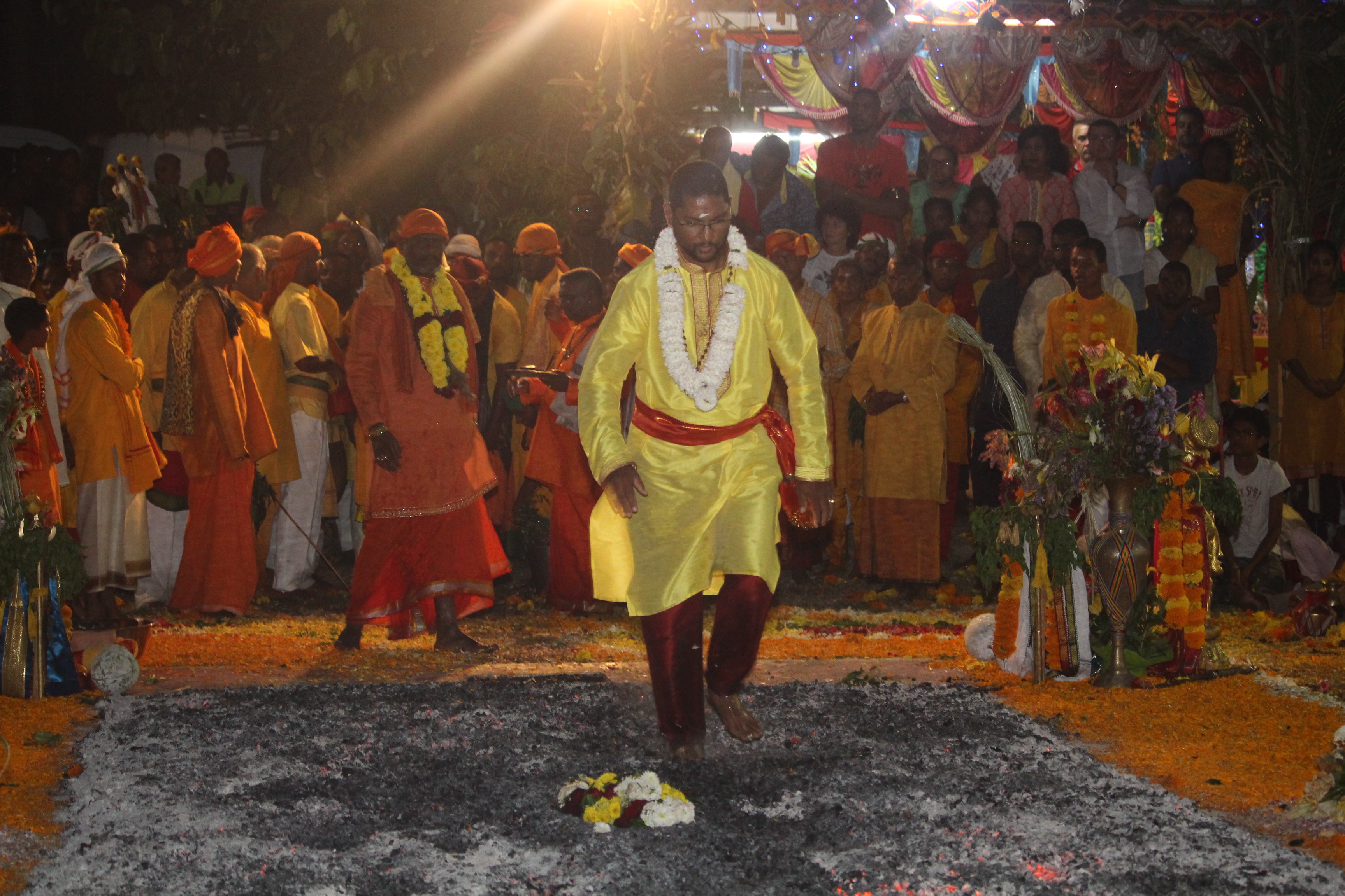 MARCHE SUR LE FEU EN L'HONNEUR DE LA DÉESSE PANDIALE AU TEMPLE PANDIALE PRIMAT 