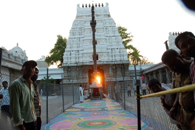 LES RAYONS DU SOLEIL TOMBENT SUR LE MURTI ADORÉ AU TEMPLE SRI VEDA NARAYANASWAMI