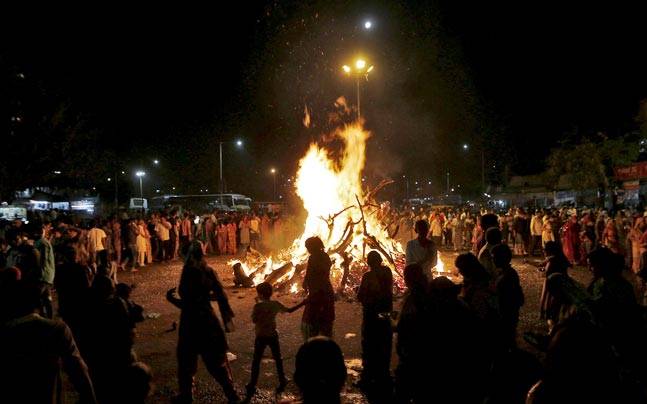 HISTOIRE HOLIKA DAHAN : ALLUMER UN FEU LA NUIT DU HOLI