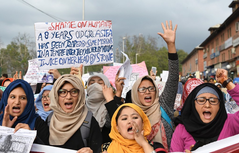 INDE : DEUX FEMMES TONDUES POUR AVOIR «RÉSISTÉ» À UNE TENTATIVE DE VIOL  INDE : DEUX FEMMES TONDUES POUR AVOIR «RÉSISTÉ» À UNE TENTATIVE DE VIOL