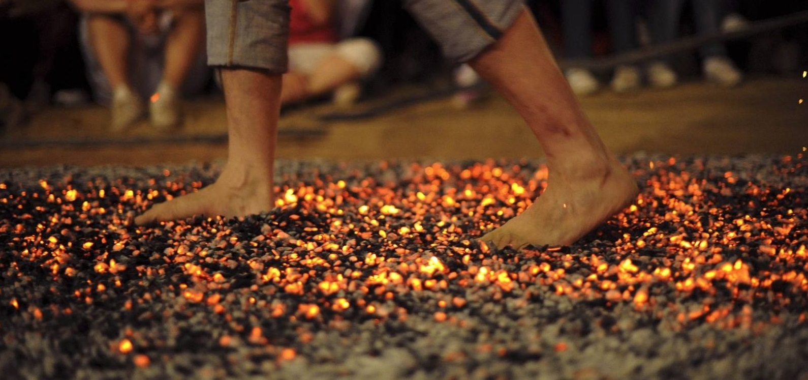 SCIENCE DERRIÈRE LE RITUEL DE LA MARCHE SUR LE FEU