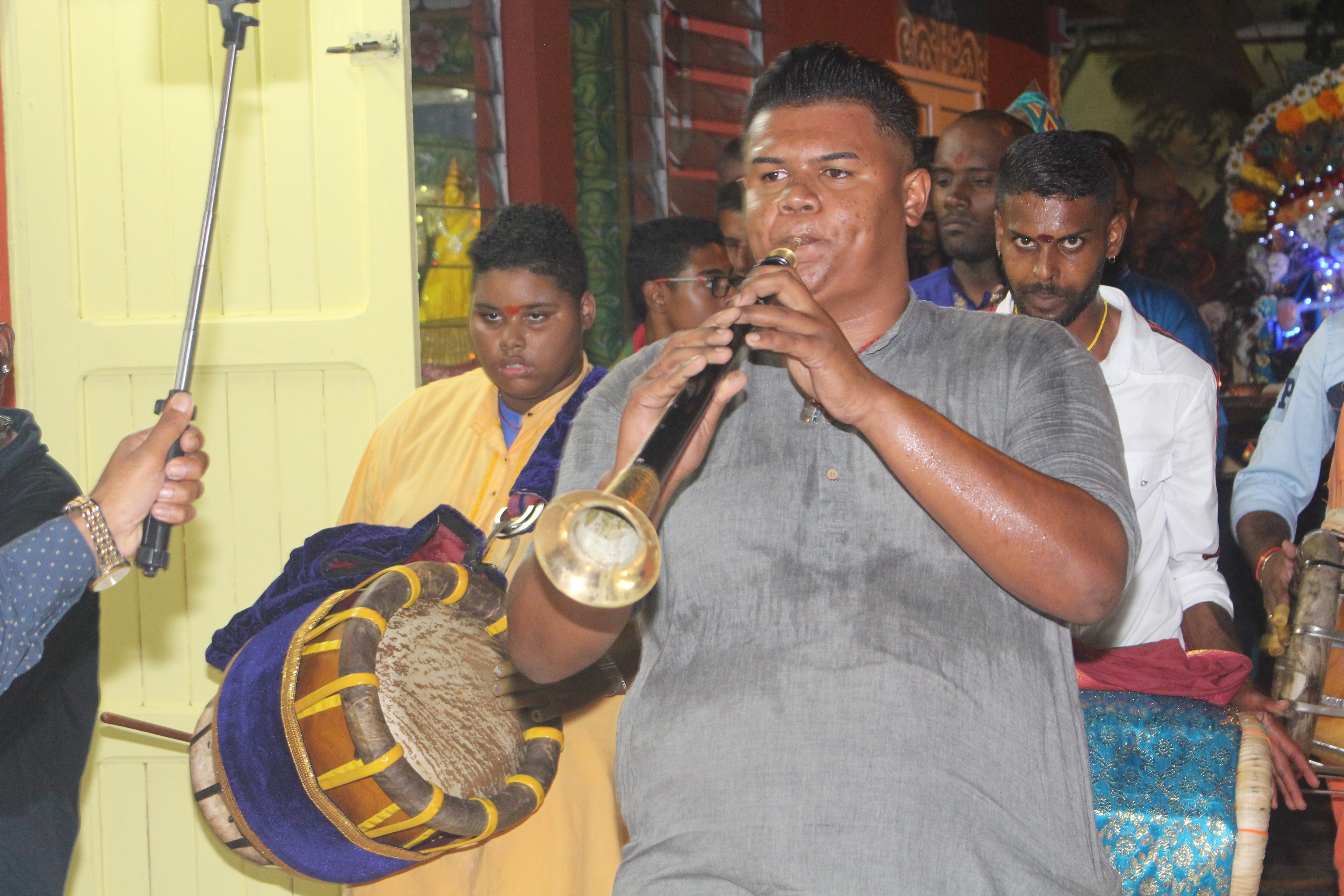 11EME FÊTE DÉDIÉE AU SEIGNEUR KRISHNA POUR LA MARCHE SUR LE FEU AU TEMPLE PANDIALE PRIMAT 