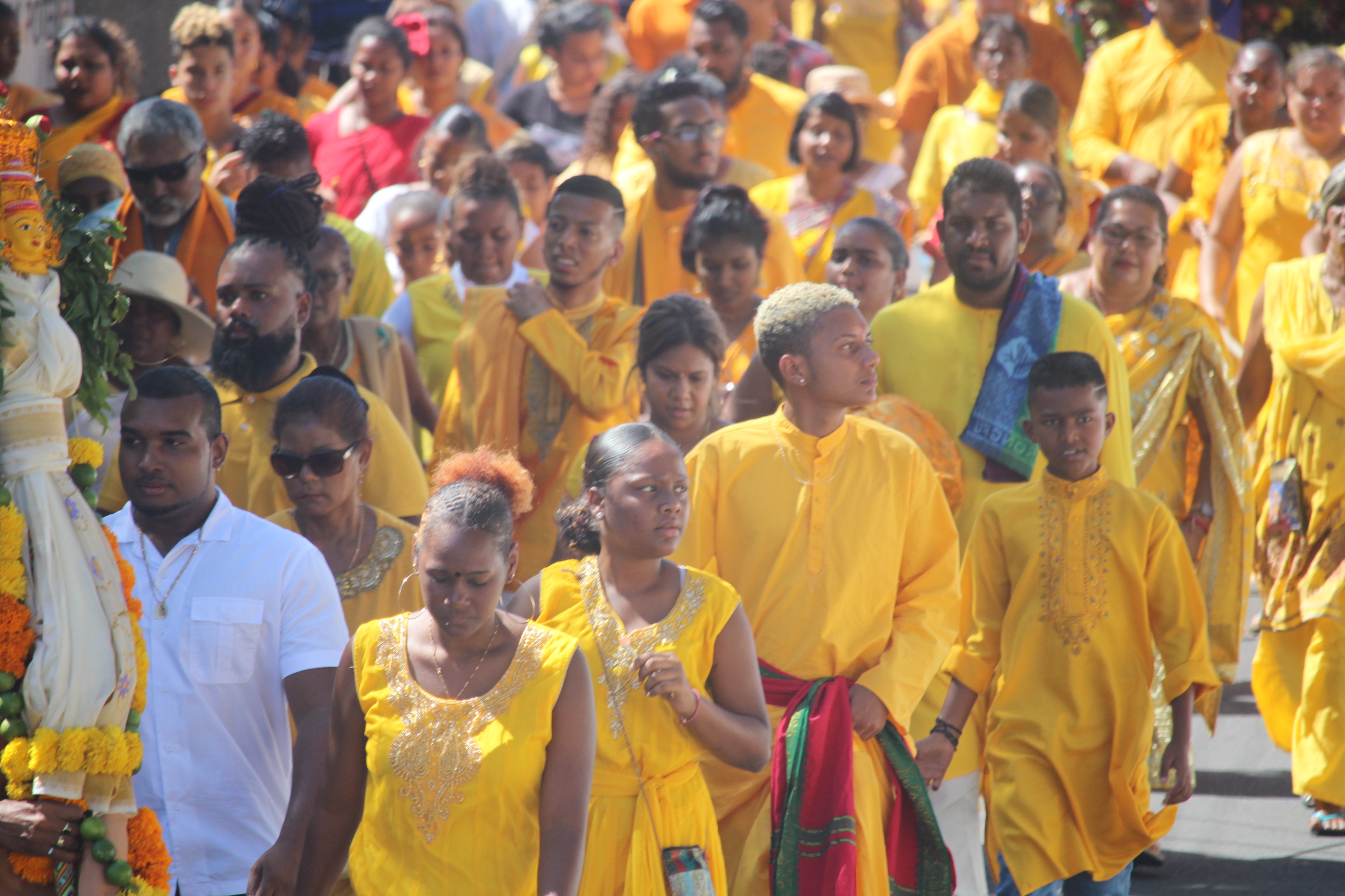 MARCHE SUR LE FEU AU TEMPLE PANDIALE PRIMAT À ST-DENIS