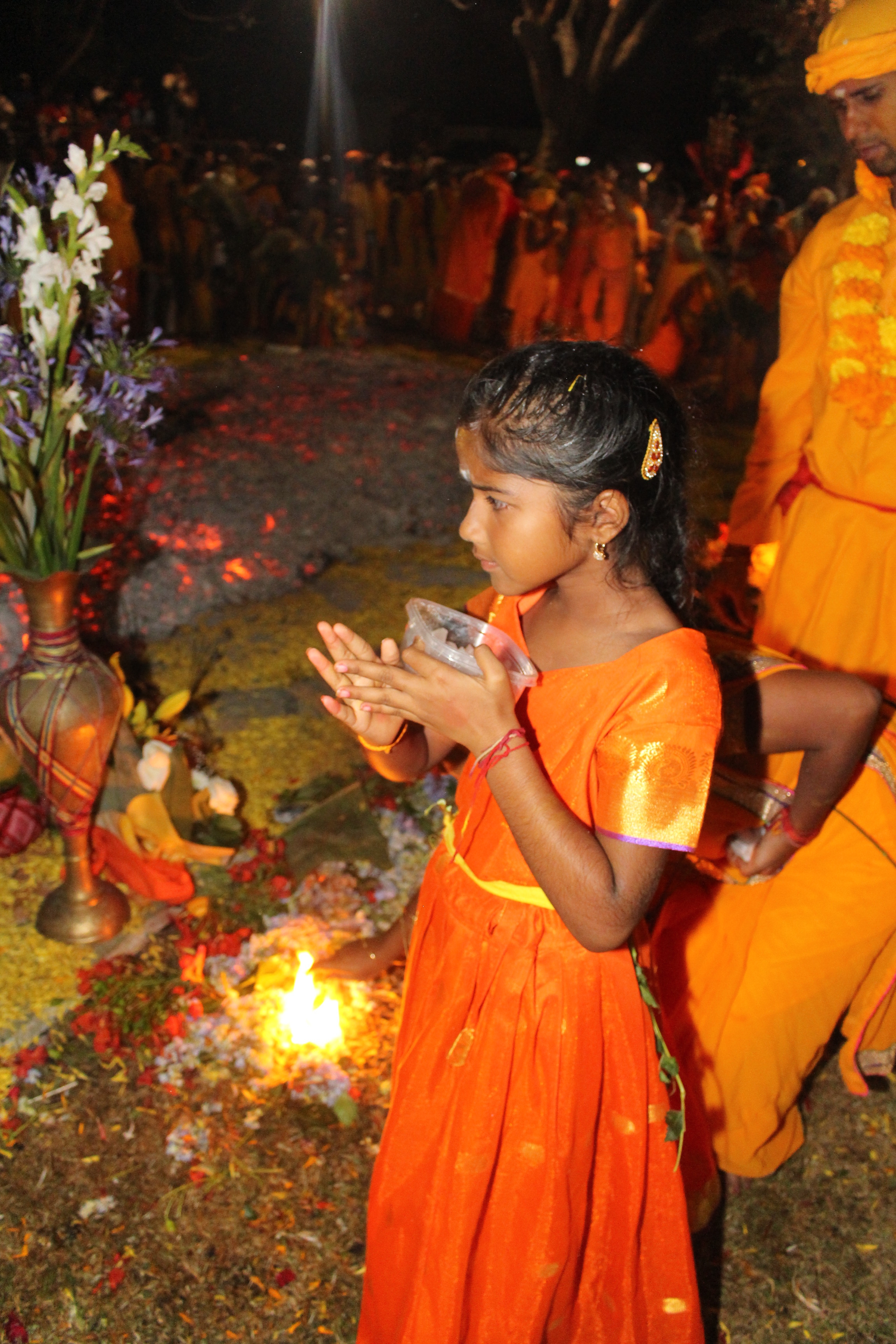 MARCHE SUR LE FEU AU TEMPLE PANDIALE PRIMAT À ST-DENIS